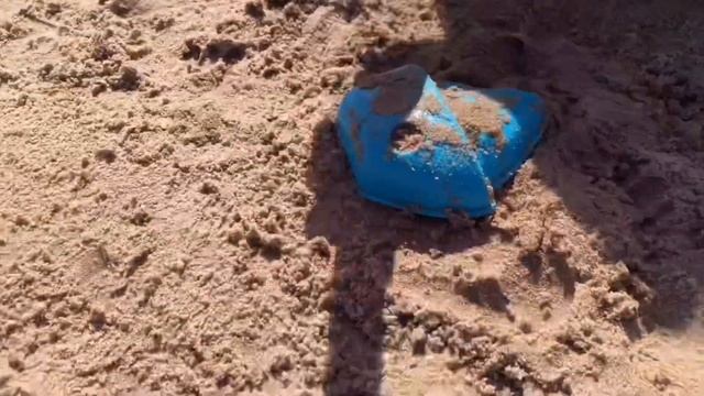 Августа на море делает куличики из песка смотреть онлайн