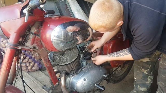 Ява 250 СТАРУШКА - ПЕРВЫЙ ЗАПУСК через 22 года ПРОСТОЯ.... смотреть онлайн