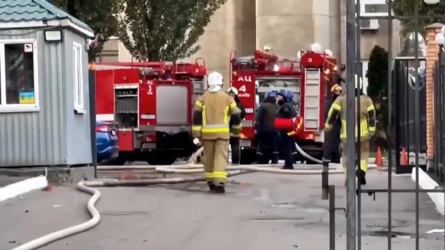 Киев Здание "Укрэнерго" после прилёта "Герани" сегодня утром.Горит диспетчерский пункт. смотреть онлайн