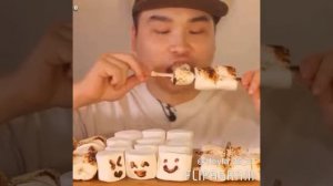 Азиаты едят вкусные блюда