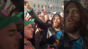 ДЖАРЕД ЛЕТО СПЕЛ С РУССКИМИ В ЦЕНТРЕ ГОРОДА