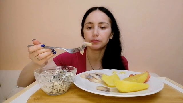 МУКБАНГ |СЕЛЕДОЧКА С ОТВАРНЫМ КАРТОФЕЛЕМ, САЛАТ С МОРСКОЙ КАПУСТОЙ | MUKBANG| ASMR смотреть онлайн