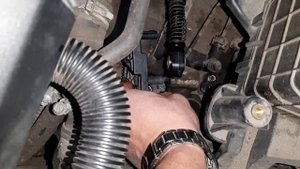 Не возвращается рычаг переключения передач в нейтральную позицию. Решение проблемы Шкода Октавия