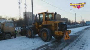 Желтый трактор снегоуборщик Volvo и Bobcat. Игорюша и Рабочие Машины