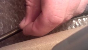 Как выкруть зализаные болты в телефоне.