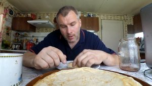 ТРУДЯГА ТАКСИСТ ОДИЧАЛ НА ДАЧЕ НЕБРИТЫЙ ЖАРИТ БЛИНЫ ДЕЛАЮ ЗАБОР