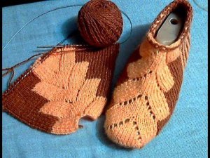 Теплые тапочки-следки спицами без шва.