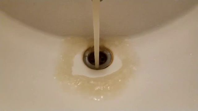 В Мелитополе с крана течет ржавая вода смотреть онлайн