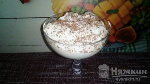 Воздушный десерт с творогом, бананом и сметаной