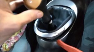 Как снять ручку мкпп на Nissan juke.