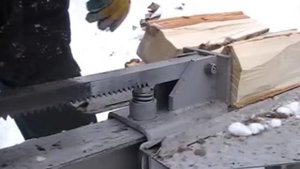 Бензиновый дровокол.