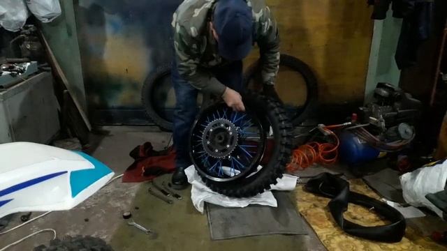 Как собрать мото колесо с буксатором.