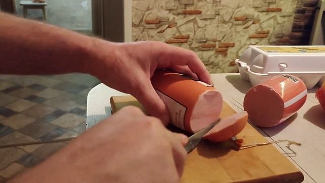 Дегустируем очень дешёвую колбасу за 33 рубля.