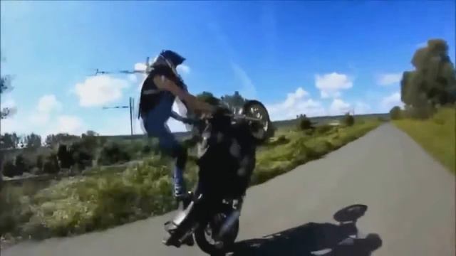 Девушка показывает трюки на мотоцикле. The Girl Shows Stunts On A Motorcycle.