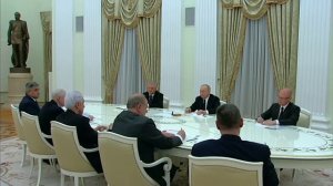 «В России остается много дури и несправедливости»: Путин встретился с лидерами парламентских фракций