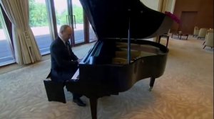 Путин играет Бритни Спирс на рояле 