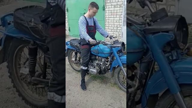 Работа двигателя после простоя ! Мотоцикл урал #урал #гараж #moto #мотоцикл