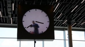 Часы с «живым» человеком внутри | Амстердам, аэропорт Скипхол