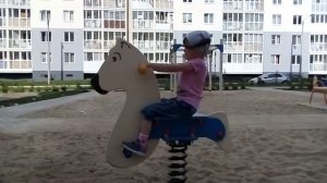 ИГРАЕМ НА ДЕТСКОЙ ПЛОЩАДКЕ! Качалка на пружине! Лошадка на пружине!