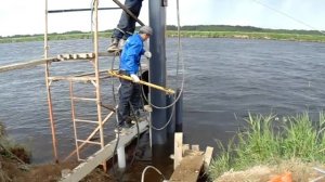 Погружение шпунтовых свай для укрепления берега