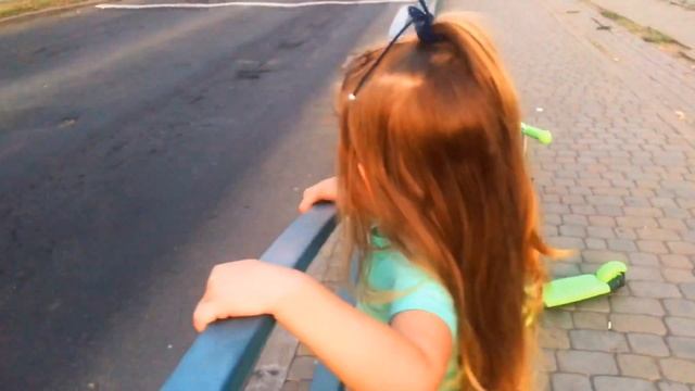 Катаемся на самокате, идем в магазин за игрушкой и играем на детской площадке смотреть онлайн