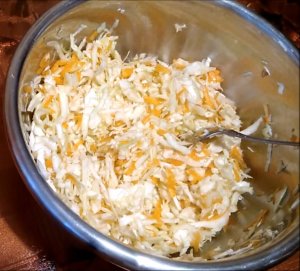 Салатик из капусты с морковкой.mp4