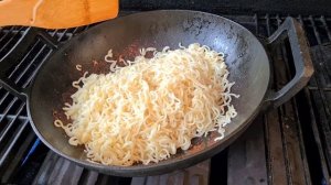 Жареное мясо с овощами и лапшой  в КАЗАНЕ! Kazan. Gebratene Nudeln mit Hähnchen in Kazan.