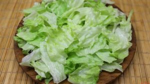 Салат айсберг с сыром и чесночным соусом