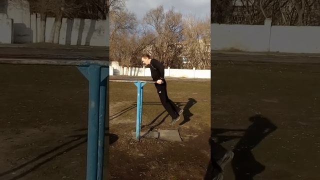 Отжимания на брусьях в 52 года, 35 раз без остановок 9.04.2019 смотреть онлайн