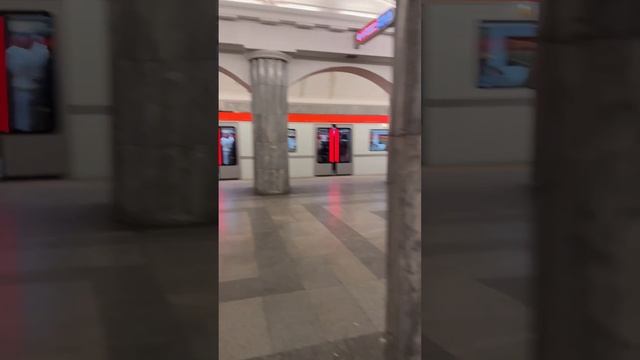 Прибытие и отправление Балтийцев на станции Балтийская #метро #поезд #транспорт #электропоезд #пите смотреть онлайн