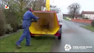 Прицепной измельчитель древесины с дробилкой. Щеподробилка древесных отходов в