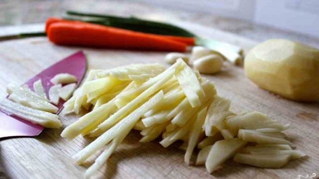 Жареная картошка с луком и морковкой