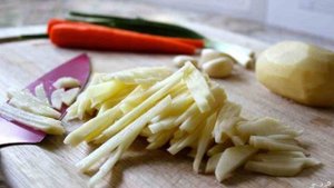 Жареная картошка с луком и морковкой