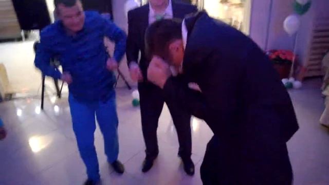 Танец локтей!) смотреть онлайн