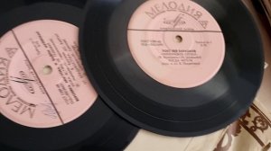 Нашел старые виниловые пластинки советского периода.