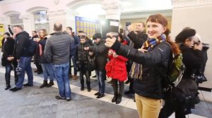 Молодежь поёт песнь из кинофильма "Весна на Заречной улице"