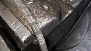 Mazda Tribute 3л, замена натяжного ролика помпы.