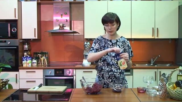 Салат из свеклы с черносмородинным соусом