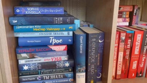 ЗАПОЛНЯЮ НОВЫЙ КНИЖНЫЙ ШКАФ ?? | книжная перестановка #книги #чтопочитать #booktok #книжнаяполка