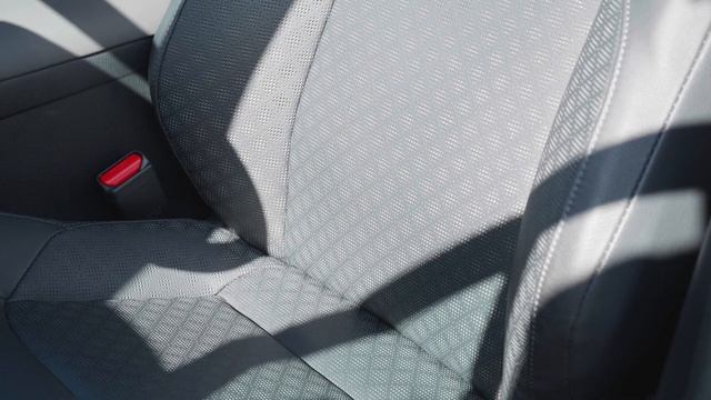 Нехарактерная для марки Toyota C-HR. Маленькая, броская и дорогая Тойота СНР. Опоздала в Россию? смотреть онлайн