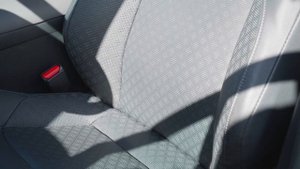 Нехарактерная для марки Toyota C-HR. Маленькая, броская и дорогая Тойота СНР. Опоздала в Россию?