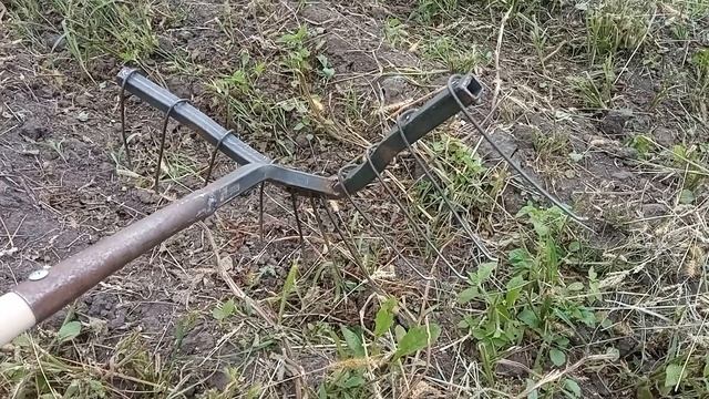 Как я удаляю остатки ботвы и сорняков из междурядий картофеля. Картофельные грабли. смотреть онлайн