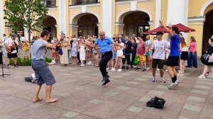 Группа Висконти на Невском проспекте в Петербурге, песня "Забирай меня скорей увози за 100 морей"..