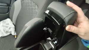 Установка мебельных демпферов в крышку подлокотника Lada Xray Cross