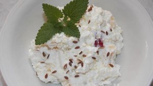 Творог с фруктами и семенами льна