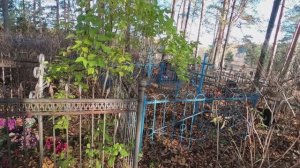 Забрёл на старое деревенское кладбище. Брожу. Печально, но интересно