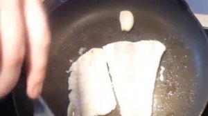 Жареный судак со сливочным соусом из шпината и рисом