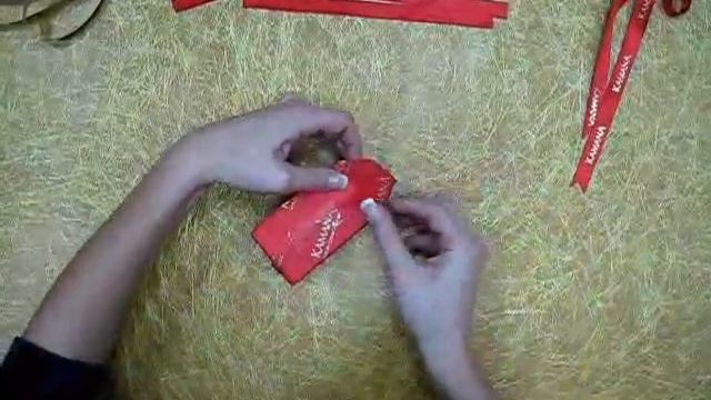 Упаковка подарка парфюмерии
