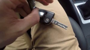 Замена батарейки в заводском ключе Шкода Октавия А7