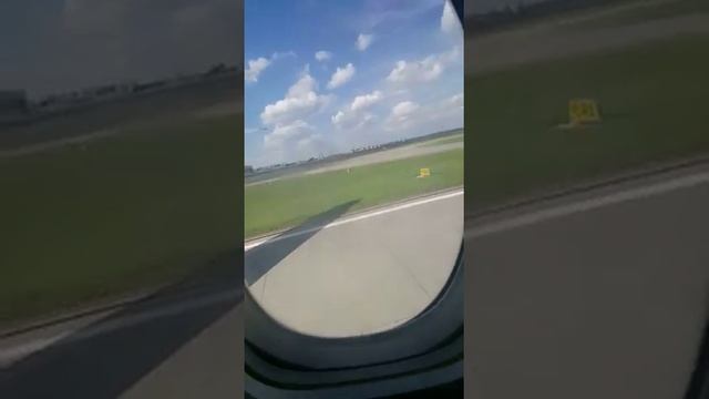 Посадка самолета в аэропорту "Внуково" (видео из соцсетей) смотреть онлайн